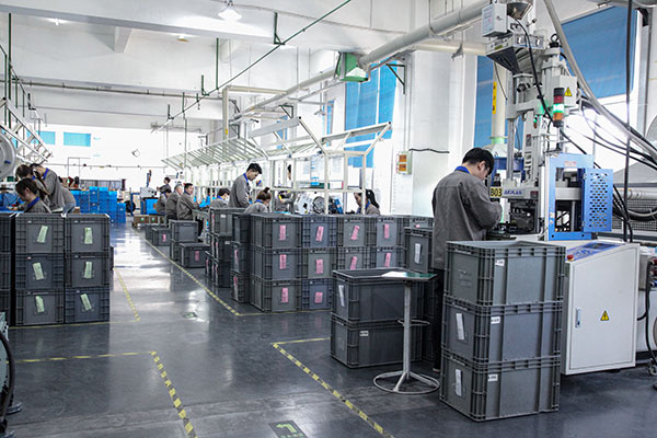 Production equipment and assembly line